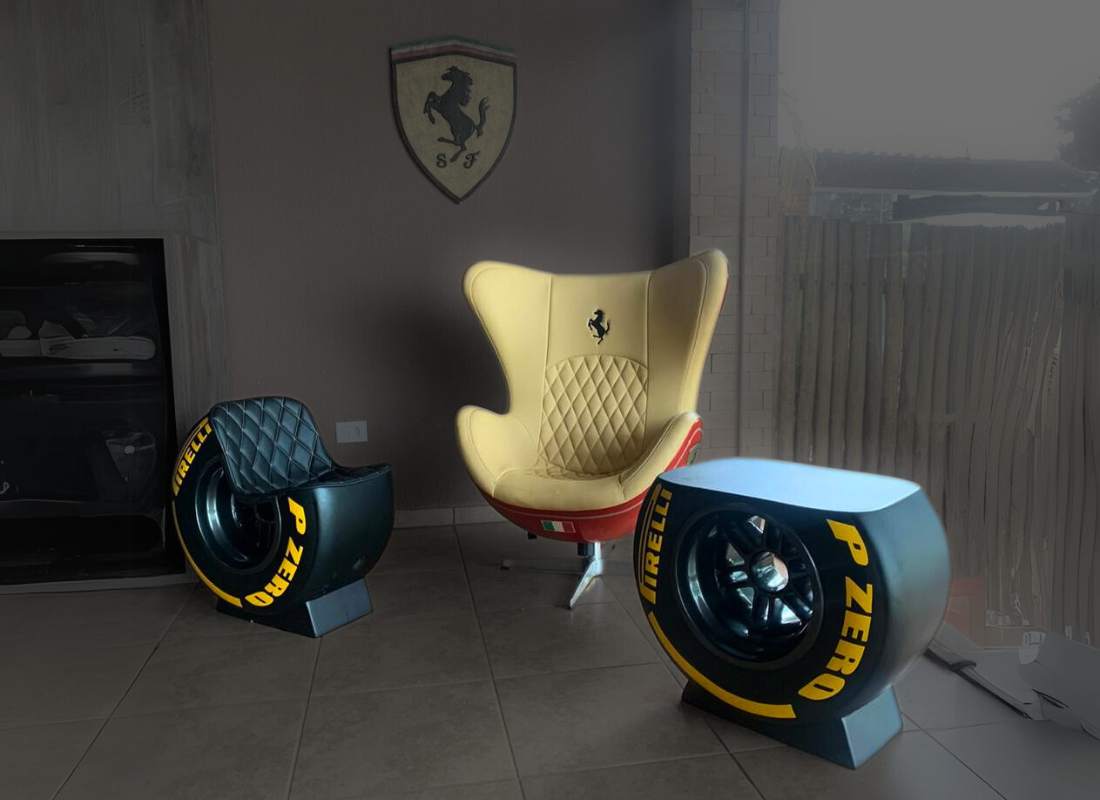 Conjunto temático com poltrona Ferrari, puff e mesa de centro em formato de pneu de competição, exemplo de projeto personalizado