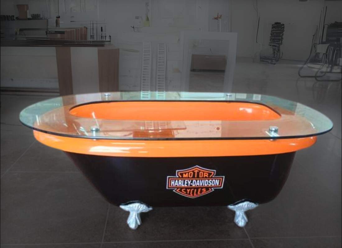 Mesa de centro em fibra de vidro feita de banheira antiga, nas cores laranja e preto, com tampo de vidro