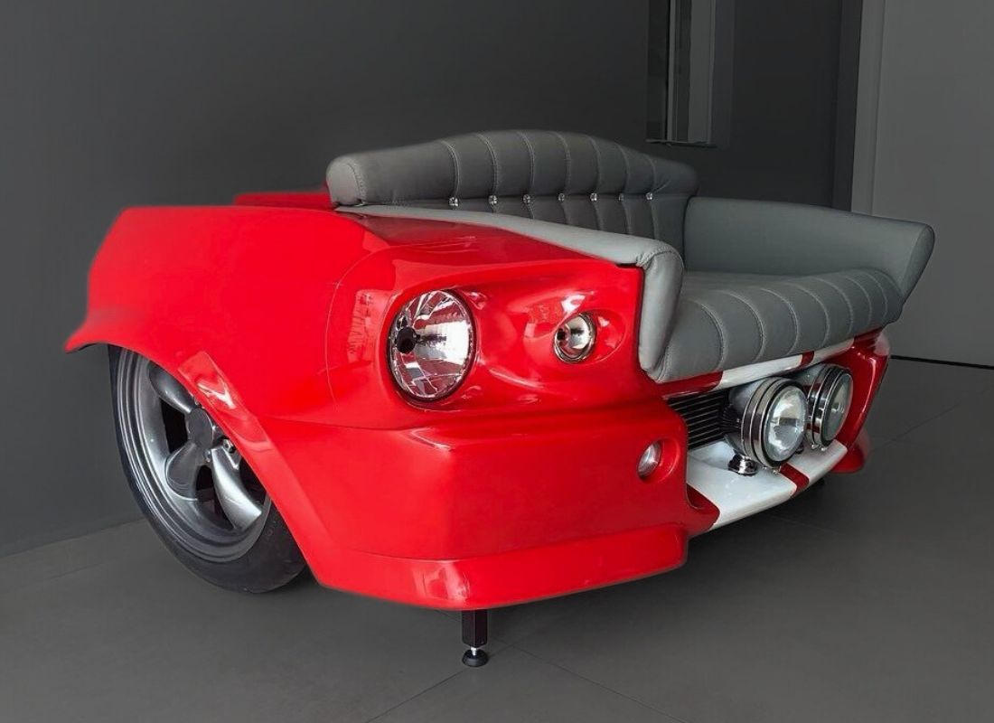Sofá com a frente de um Ford Mustang vermelho em fibra de vidro, com roda de liga, faróis e estofado cinza