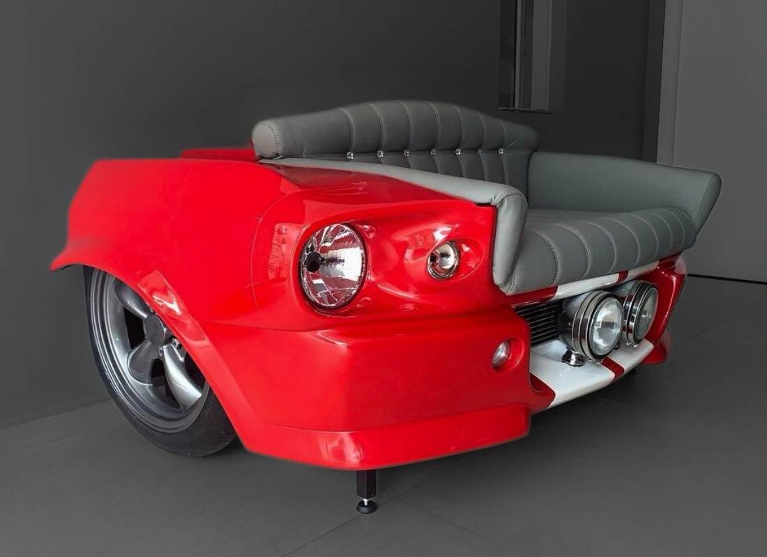 Sofá em fibra de vidro feito com a frente de um Ford Mustang vermelho, com faróis e estofado cinza